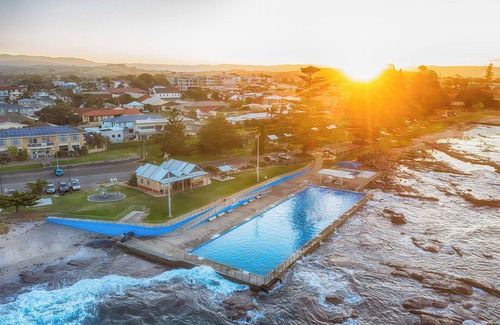 Shellharbour House | Heart of the Village - Walk to the Waters Edge