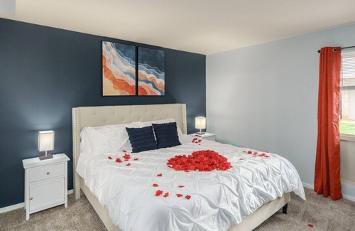 Towson Apartment | Heart of Towson -Pool-King-Parking-Netflix-GYM