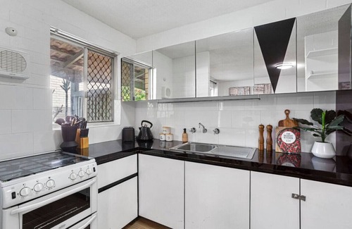 Wembley House | Heart of Wembley! 2 BR, 6km to Floreat Beach!