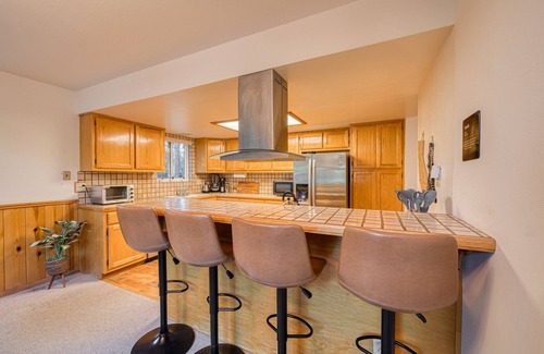Truckee House | Hearthlight Cabin at Tahoe Donner by Tahoe Getaways - Pet-Friendly 3BR w/Guest Suite