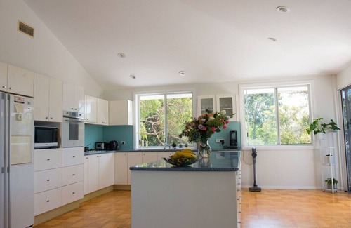 North Narrabeen House | Heated indoor pool and sauna near the ocean and lagoon