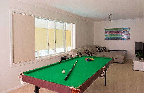 North Narrabeen House | Heated indoor pool and sauna near the ocean and lagoon