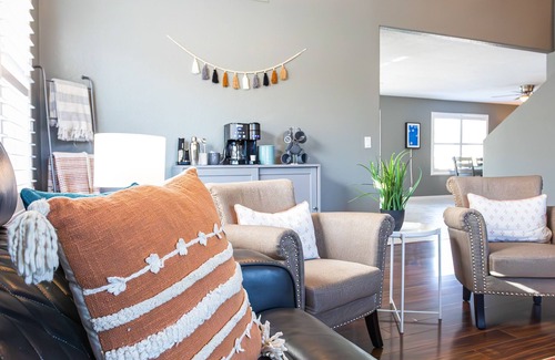 Glendale House | Heated Pool. 3 King Rooms! Sleeps 9!