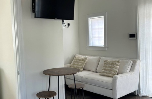 Palm Beach - West Palm Beach House | Heated Pool 5 Mins to Downtown Newly Renovated Guesthouse