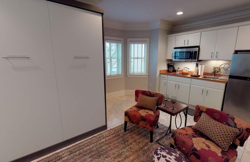 Savannah Victorian District Apartment | Heated Pool Access | 5*Clean | Flex Cancelation