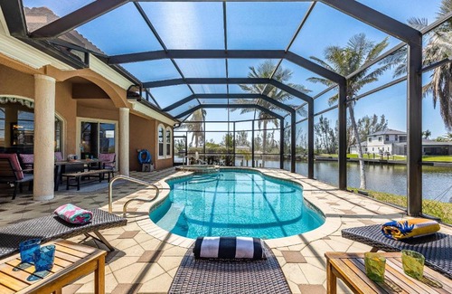 Burnt Store House | Heated Pool and Spa, Sleeps 16! - Villa Mangrove