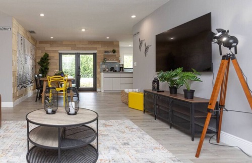 Fontainebleau House | Heated Pool Family-Friendly Near Miami Hotspot