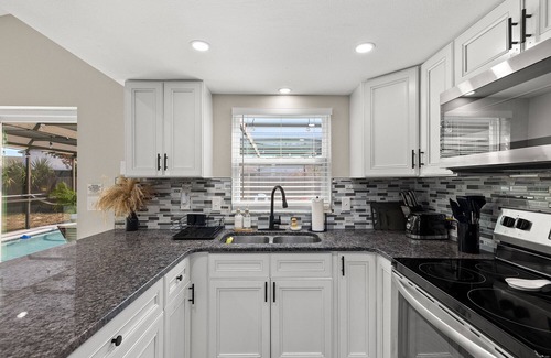 Regency Park House | Heated Pool, Golf, Fire Pit - Sleeps 9!