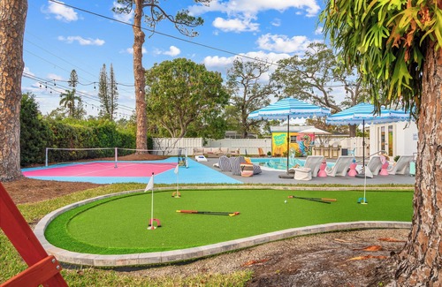 West Bradenton House | Heated Pool+Pickleball+Mini Golf+Theater+King Beds+Dogs OK