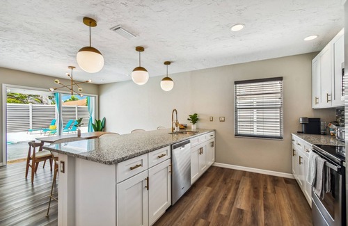 Pinecraft House | Heated Pool | Private House | Siesta Beach|