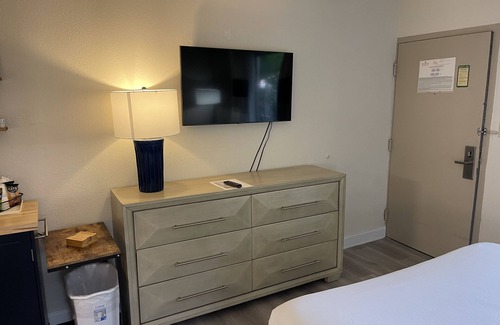 Whitfield Hotel | Heated Pool, Strong WI-FI, TV, Tiki Bar & Grill, Boat and Kayak Rentals
