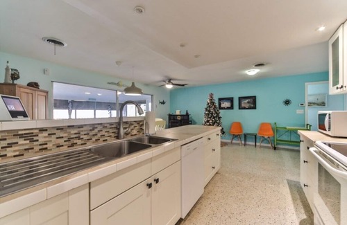 Beau Rivage Shores House | Heated pool, Very Kid and Dog Friendly & steps to the beach