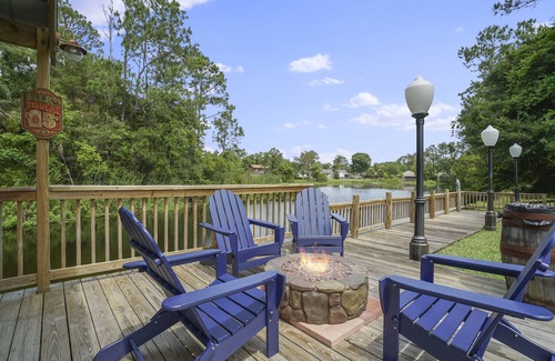 St. Augustine House | HEATED Saltwater POOL, Harry Potter, BBQ, Lake, Fishing, Gazebo, Games & Firepit