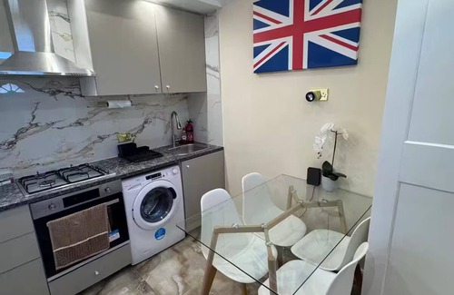 London Borough of Hounslow House | Heathrow-London Modern Guest House Luxe-Free Parking -EV Car charger