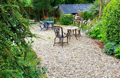 Llanboidy Apartment | Heddfan GuesthousenCozy guest suite living dining kitchenette dbl bed w/ensuite
