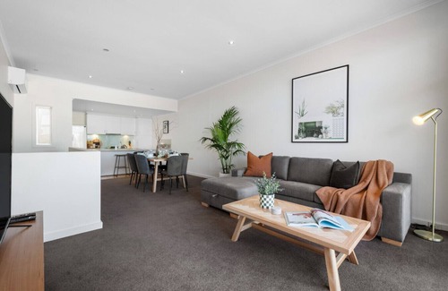 Adelaide Central Business District Villa | Helena House—A Spacious Urban Retreat