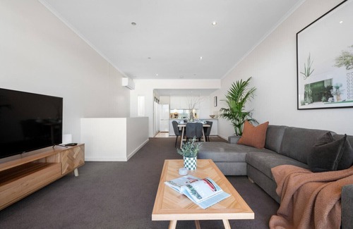 Adelaide Central Business District Villa | Helena House—A Spacious Urban Retreat