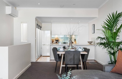 Adelaide Central Business District Villa | Helena House—A Spacious Urban Retreat