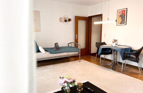 Hofherrnweiler Apartment | Helle 2 Zimmer Wohnung mit Balkon gemütlich & zentral