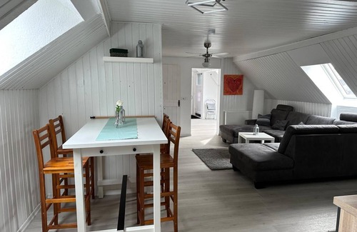 Region Hannover District Apartment | Helle Freundliche Ferienwohnung im Obergeschoss an der Leine