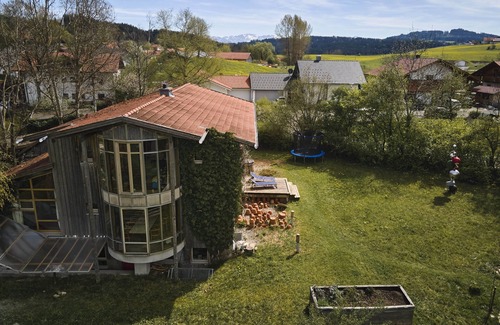 Rettenbach a.Auerberg House | Helles, Kinderfreundliches Ferienhaus "zum Paradies" mit Garten und Weiherblick