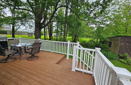 Pymatuning South House | Hemlock Hideaway– Quiet Getaway by Pymatuning Lake with Wi-Fi, and AC