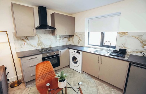 Barrow-on-Trent Apartment | Hen & Chickens Luxury Apt Free Parking | By DerBnB