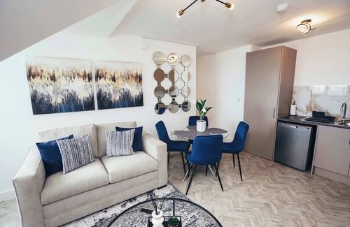 Barrow-on-Trent Apartment | Hen & Chickens Luxury Apt Free Parking | By DerBnB