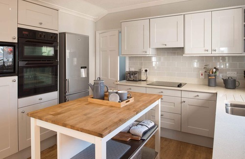 Rhosneigr House | Hen Gi Mor: Pet-friendly home in Rhosneigr for 8