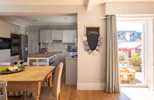 Rhosneigr House | Hen Gi Mor: Pet-friendly home in Rhosneigr for 8