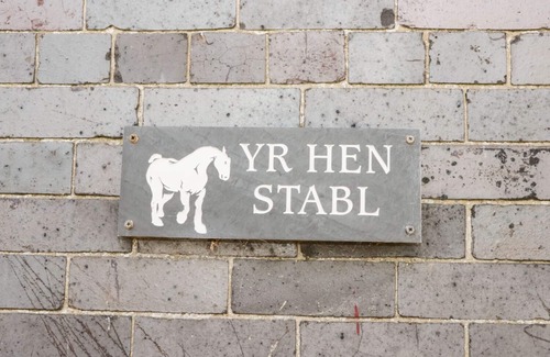 Llanrwst Cottage | HEN STABL, character holiday cottage, with a garden in Llanrwst