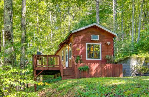 Hendersonville House | Hendersonville Cabin Near Hiking and Waterfalls!