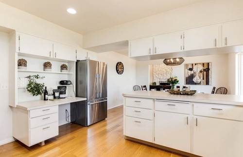 Dundee House | Henry's Hideout - Four King Bedroom Home Overlooking World Class Vineyards