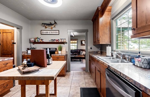 Island Park Apartment | Henry`s Ranger Station