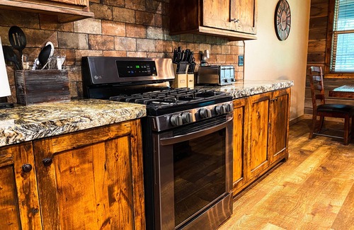 Last Chance Cabin | Henry's Rustic Retreat - Walk to Henry's Outlet - 20 mins to West Yellowstone!