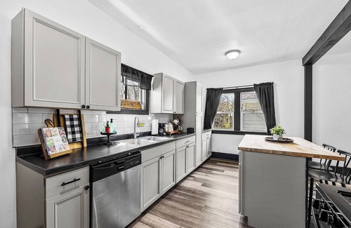Northeast South Bend House | Here come the Irish! 2 BR Home 1 mile from Notre Dame! Sleeps 6 people!