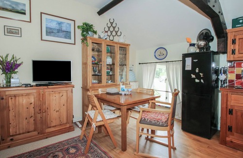 Pontesbury Cottage | HERIBERT COTTAGE, family friendly, with a garden in Shrewsbury