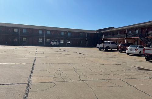 Duncan House | Heritage Inn Duncan HWY 81 with Large vehicle truck parking