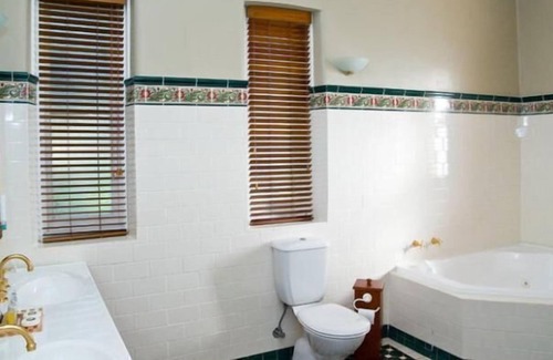 Wellington Hotel | Hermitage Hill Country Retreat & Function Centre