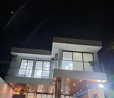 Manglaralto House | Hermosa casa frentes al mar en Montanita con piscina