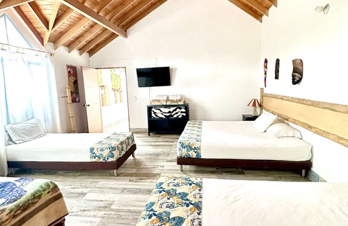 Medellin Hotel | Hermosa Habitacion Family Multiple En Santa Elena