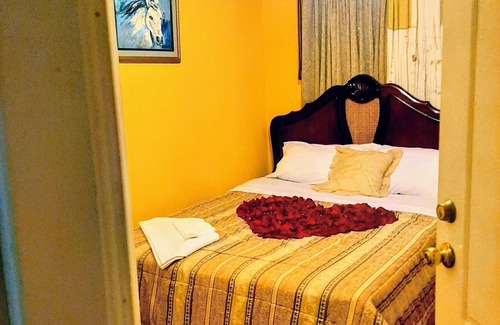 Los Laureles Apartment | Hermosa y amplia habitacion con baño privado en Quito