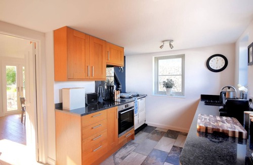 Lyme Regis Cottage | HERNELEE COTTAGE, pet friendly, country holiday cottage in Lyme Regis