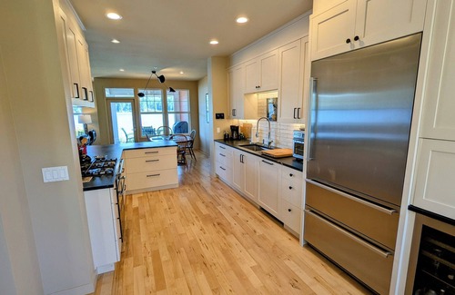 Port Ludlow House | Heron's Nest is a waterfront spectacular 3-bedroom townhome in Port Ludlow