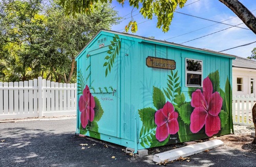 Fort Myers River District House | Hibiscus House Bed & Breakfast Inn Flamingo Suite