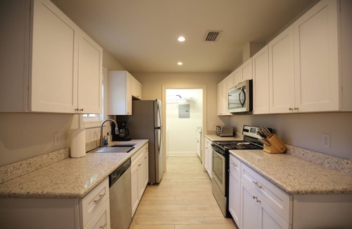 East Pensacola Heights Cottage | Hibiscus Sunrise Cottage - Walk to local dining & Bayou Texar, Close to downtown