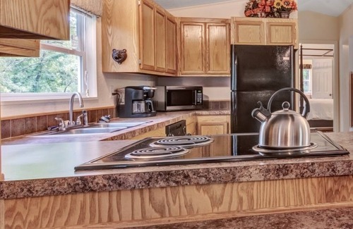 Kingston Cabin | Hidden cabin on private FORTY ACRE woods with 3 bedrooms, near beach and marina!