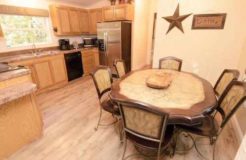 Kingston Cabin | Hidden cabin on private FORTY ACRE woods with 3 bedrooms, near beach and marina!