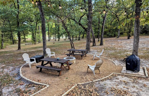 Kingston Cabin | Hidden cabin on private FORTY ACRE woods with 3 bedrooms, near beach and marina!