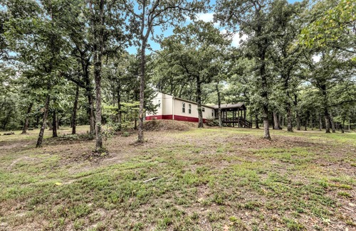 Kingston Cabin | Hidden cabin on private FORTY ACRE woods with 3 bedrooms, near beach and marina!